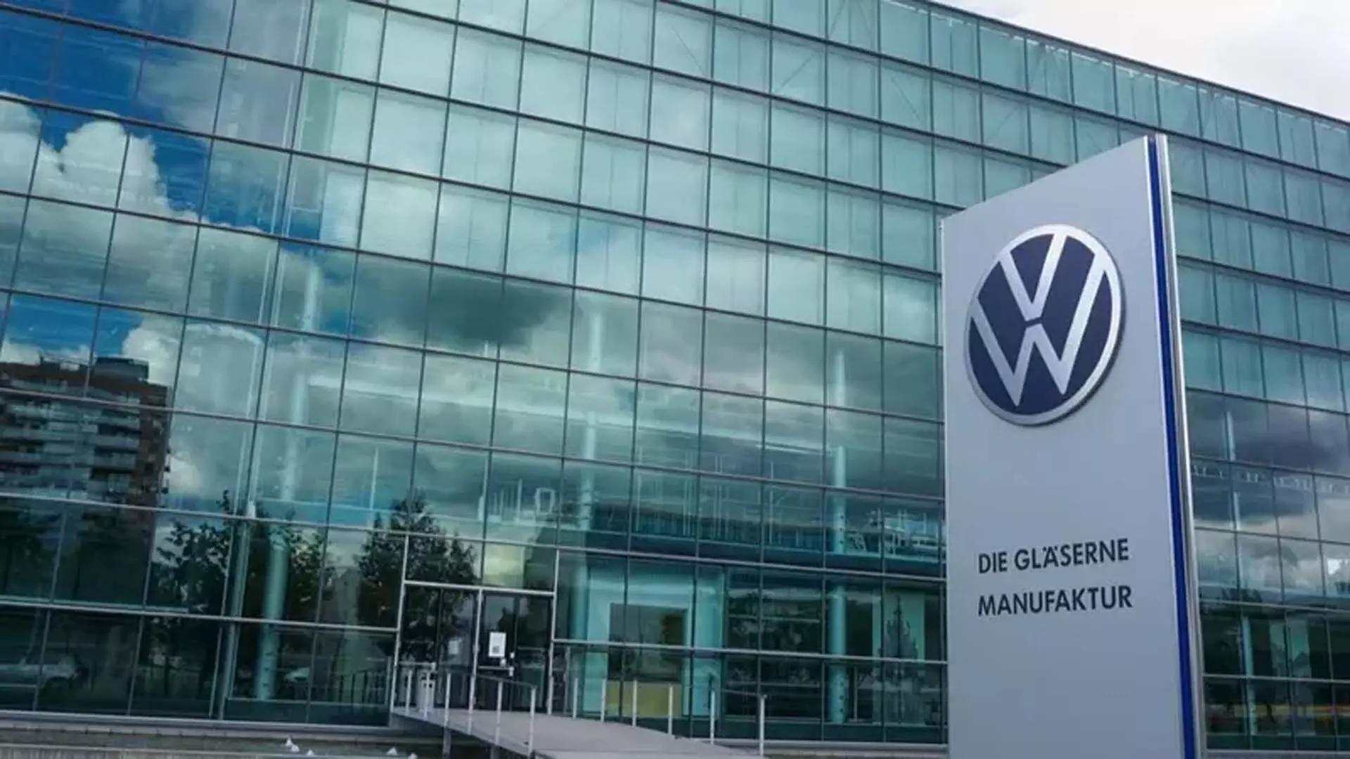 Volkswagen के कर्मचारियों ने कार निर्माता के के खिलाफ ऐतिहासिक लड़ाई की धमकी दी