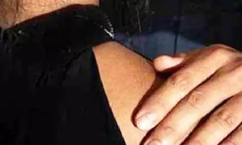 खेल अधिकारी की नियत खराब, बैड टच का गंभीर आरोप
