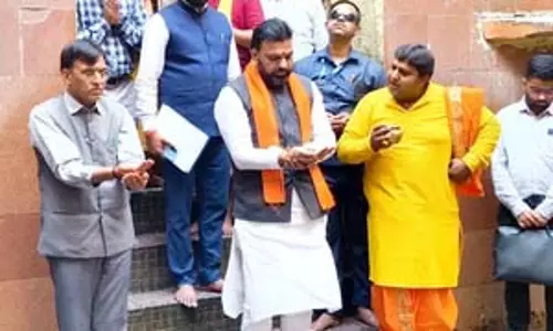 केंद्रीय खेल मंत्री मनसुख मांडविया और उप मुख्यमंत्री सम्राट चौधरी ने गया में विष्णु चरण पर माथा टेका
