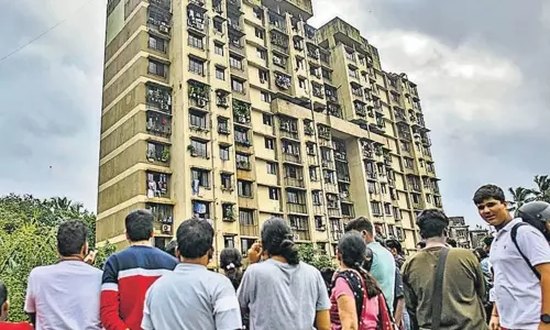 Mumbai : हाउसिंग सोसाइटियों में मतदान केन्द्रों पर भारी भीड़ Mumbai : हाउसिंग सोसाइटियों में मतदान केन्द्रों पर भारी भीड़