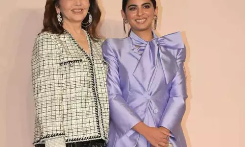 Mumbai: नीता अंबानी-ईशा अंबानी के अनोखे बैग हुए वायरल Mumbai: नीता अंबानी-ईशा अंबानी के अनोखे बैग हुए वायरल