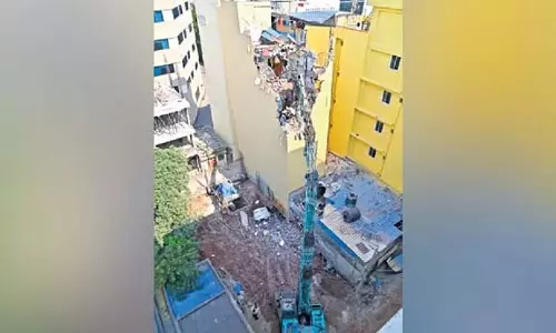 गाचीबोवली में पांच मंजिला इमारत झुकी; दहशत और चोटों के बाद खाली कराया गया