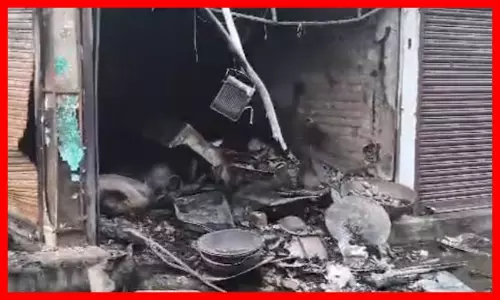 मिठाई की दुकान में सिलेंडर फटने से हड़कंप, एक जान गई मिठाई की दुकान में सिलेंडर फटने से हड़कंप, एक जान गई