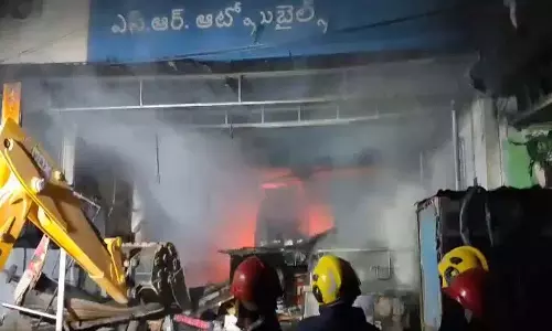 HYD के यूसुफगुडा में ऑटोमोबाइल की दुकान में भीषण आग लग गई
