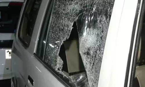 Nagpur में कार में अतिरिक्त ईवीएम मिलने पर जोनल अधिकारी पर हमला Nagpur में कार में अतिरिक्त ईवीएम मिलने पर जोनल अधिकारी पर हमला