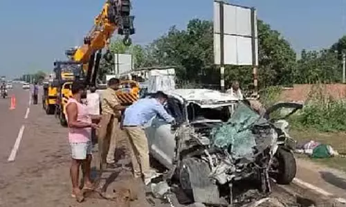 Mohali:एक व्यक्ति ने खड़ी टिप्पर में कार घुसा दी, जिससे उसकी मौत हो गई Mohali:एक व्यक्ति ने खड़ी टिप्पर में कार घुसा दी, जिससे उसकी मौत हो गई