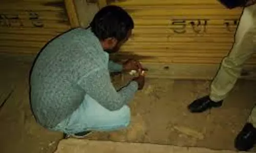 Bhopal: निजी कारोबारियों द्वारा खाद का भंडारण कर कालाबाजारी का मामला सामने आया Bhopal: निजी कारोबारियों द्वारा खाद का भंडारण कर कालाबाजारी का मामला सामने आया