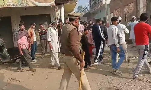 Dhanbad: दूसरे चरण में मतदान के दौरान दो पक्षों के बीच हुई मारपीट