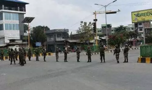 हिंसा प्रभावित मणिपुर में और अधिक केंद्रीय बल पहुंचे हिंसा प्रभावित मणिपुर में और अधिक केंद्रीय बल पहुंचे