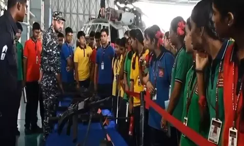 Visakhapatnam: नौसेना दिवस समारोह के तहत 10,000 से अधिक छात्रों ने भारतीय नौसेना वायु स्टेशन का दौरा किया Visakhapatnam: नौसेना दिवस समारोह के तहत 10,000 से अधिक छात्रों ने भारतीय नौसेना वायु स्टेशन का दौरा किया