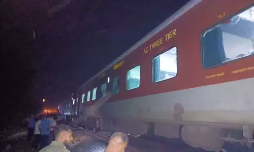 Assam : हमसफर एक्सप्रेस ट्रेन में आग लगी, किसी के हताहत होने की खबर नहीं Assam : हमसफर एक्सप्रेस ट्रेन में आग लगी, किसी के हताहत होने की खबर नहीं