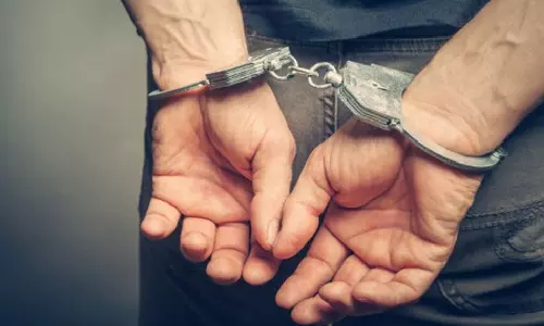 Aligarh: प्रशिक्षु लेखपाल रिश्वत लेते गिरफ्तार हुआ Aligarh: प्रशिक्षु लेखपाल रिश्वत लेते गिरफ्तार हुआ