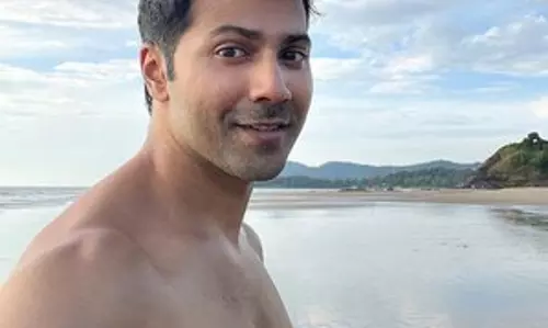 Varun Dhawan ने विटामिन सी की खुराक ली Varun Dhawan ने विटामिन सी की खुराक ली