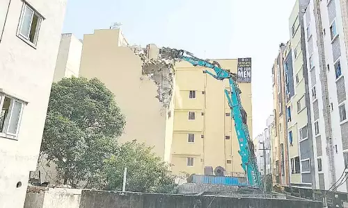 Telangana: हाइड्रा ने गाचीबोवली के पास झुकी हुई इमारत को ध्वस्त किया Telangana: हाइड्रा ने गाचीबोवली के पास झुकी हुई इमारत को ध्वस्त किया