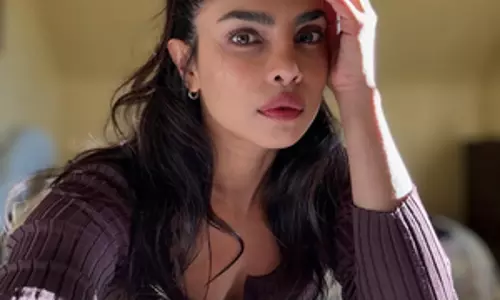 Priyanka Chopra ने सूरज के साथ खेलते हुए अपनी सुनहरी चमक दिखाई