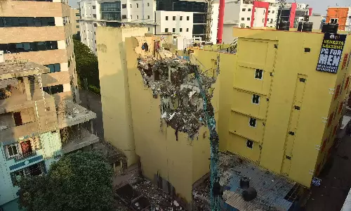 GHMC ने झुकी हुई इमारत को ढहाया, मालिक को नोटिस जारी किया GHMC ने झुकी हुई इमारत को ढहाया, मालिक को नोटिस जारी किया