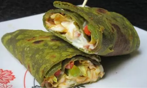 नाश्ते के लिए स्वस्थ और स्वादिष्ट पालक पनीर रोल तैयार करे नाश्ते के लिए स्वस्थ और स्वादिष्ट पालक पनीर रोल तैयार करे