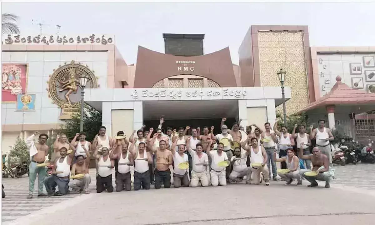 Andhra Pradesh: संविदा स्वास्थ्य कर्मियों ने की नियमितीकरण की मांग Andhra Pradesh: संविदा स्वास्थ्य कर्मियों ने की नियमितीकरण की मांग