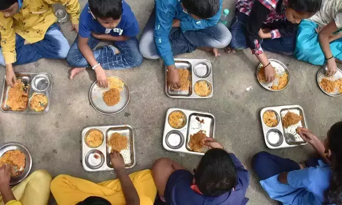 Narayanpet में मध्याह्न भोजन दूषित होने से छात्र बीमार पड़े Narayanpet में मध्याह्न भोजन दूषित होने से छात्र बीमार पड़े
