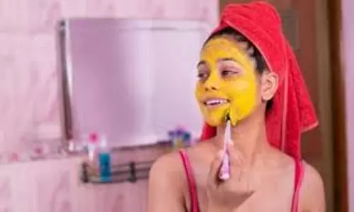 Lifestyle: हल्दी लगाते समय भूलकर भी न करें यह गलतियाँ Lifestyle: हल्दी लगाते समय भूलकर भी न करें यह गलतियाँ