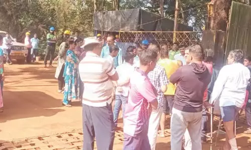Sarmanas-Pilgao गांव वालों ने अयस्क परिवहन रोकने के लिए बैरिकेड्स लगा दिए