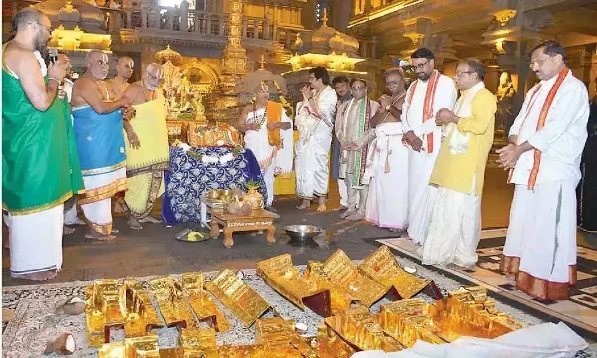 Telangana: यदागिरिगुट्टा में सोना चढ़ाना शुरू होता है Telangana: यदागिरिगुट्टा में सोना चढ़ाना शुरू होता है