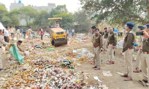 अवैध शराब पर पुलिस ने चलाया रोलर, एसएसपी रहे मौजूद