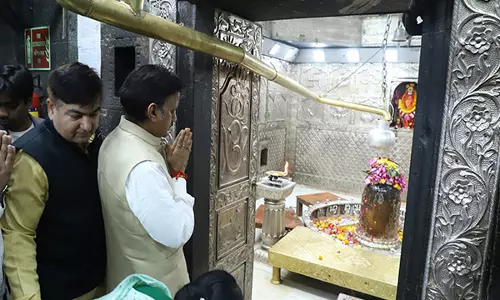 मध्य प्रदेश के उपमुख्यमंत्री राजेंद्र शुक्ल ने Ujjain के महाकालेश्वर मंदिर में पूजा-अर्चना की