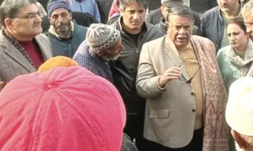 PDP प्रतिनिधिमंडल ने आग प्रभावित रैनवारी क्षेत्र में नुकसान का आकलन किया PDP प्रतिनिधिमंडल ने आग प्रभावित रैनवारी क्षेत्र में नुकसान का आकलन किया