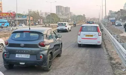 Singhpura फ्लाईओवर का एक हिस्सा यातायात के लिए खुला, अफरा-तफरी मची Singhpura फ्लाईओवर का एक हिस्सा यातायात के लिए खुला, अफरा-तफरी मची