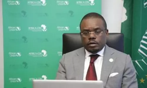 Africa CDC chief ने दवाओं के स्थानीय विनिर्माण पर जोर दिया Africa CDC chief ने दवाओं के स्थानीय विनिर्माण पर जोर दिया