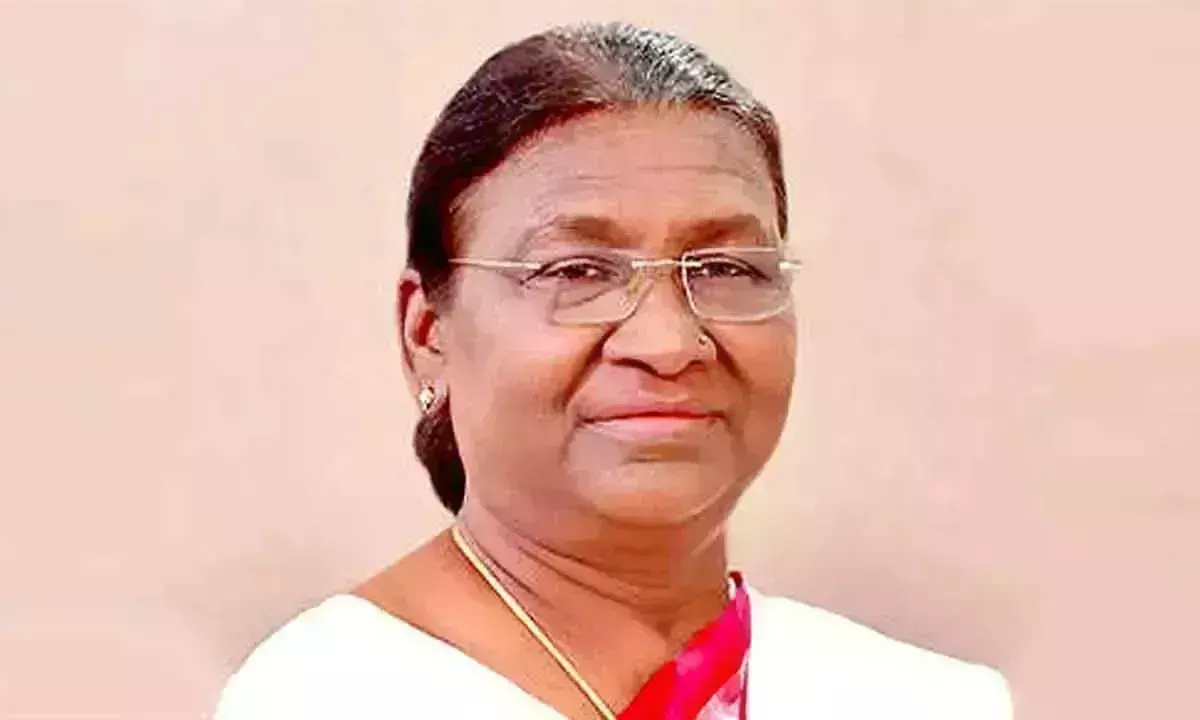 राष्ट्रपति Draupadi मुर्मू कोटि दीपोत्सव में भाग लेने के लिए हैदराबाद पहुंचीं राष्ट्रपति Draupadi मुर्मू कोटि दीपोत्सव में भाग लेने के लिए हैदराबाद पहुंचीं