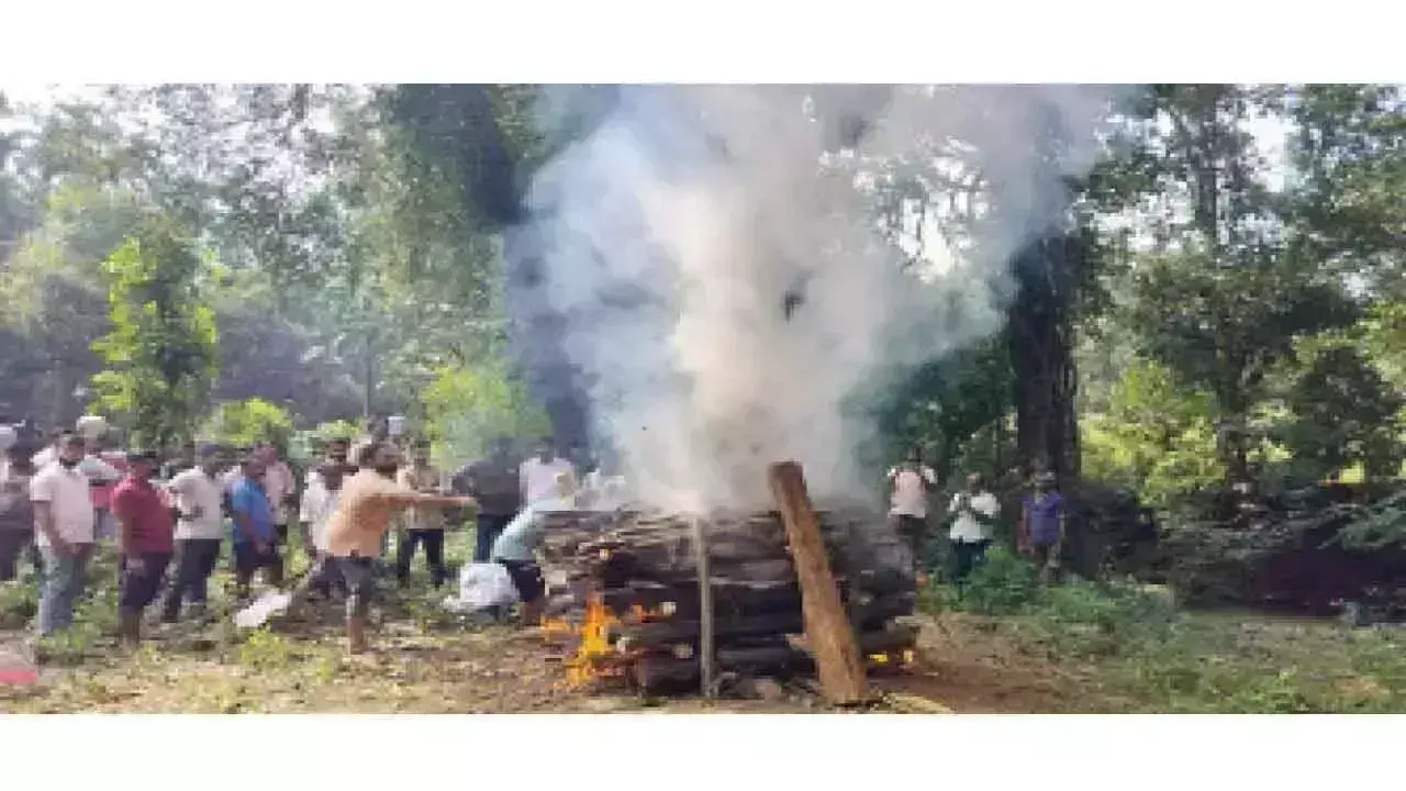 नक्सली नेता Vikram गौड़ा का कड़ी सुरक्षा के बीच हेबरी में अंतिम संस्कार किया गया नक्सली नेता Vikram गौड़ा का कड़ी सुरक्षा के बीच हेबरी में अंतिम संस्कार किया गया