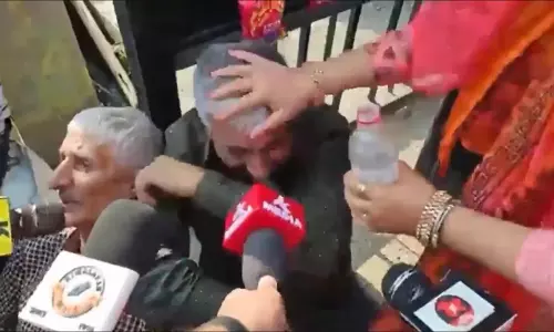 J&K के राजनेताओं ने जम्मू में प्रवासी शिविर में दुकानें गिराए जाने की निंदा की J&K के राजनेताओं ने जम्मू में प्रवासी शिविर में दुकानें गिराए जाने की निंदा की