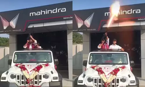 शख्स ने Thar ROXX खरीदने के बाद हवा में चलाईं गोलियां, कार्रवाई की मांग, VIDEO...