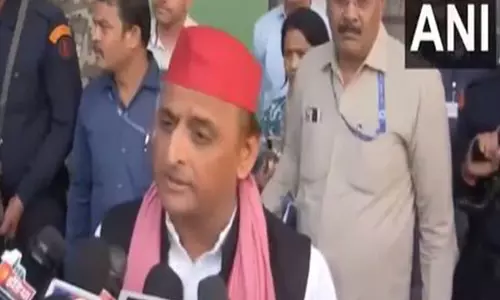 बहादुर माताओं, बहनों की सराहना करता हूं जिन्होंने बहादुरी दिखाई और डरी नहीं: Akhilesh Yadav बहादुर माताओं, बहनों की सराहना करता हूं जिन्होंने बहादुरी दिखाई और डरी नहीं: Akhilesh Yadav