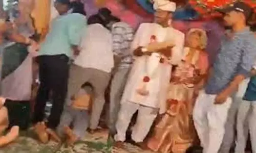 Friend की शादी में उपहार देते समय अमेज़न कर्मचारी ने स्टेज पर की रोशनी Friend की शादी में उपहार देते समय अमेज़न कर्मचारी ने स्टेज पर की रोशनी