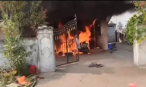 Jagtial में इलेक्ट्रिक बाइक की बैटरी में विस्फोट Jagtial में इलेक्ट्रिक बाइक की बैटरी में विस्फोट
