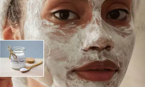 Skin को गोरा करने के लिए बेकिंग सोडा का उपयोग करने के 4 तरीके