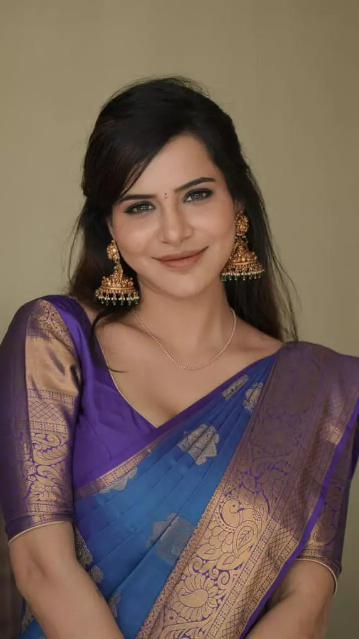 साड़ी में खूबसूरत लगी आशु रेड्डी