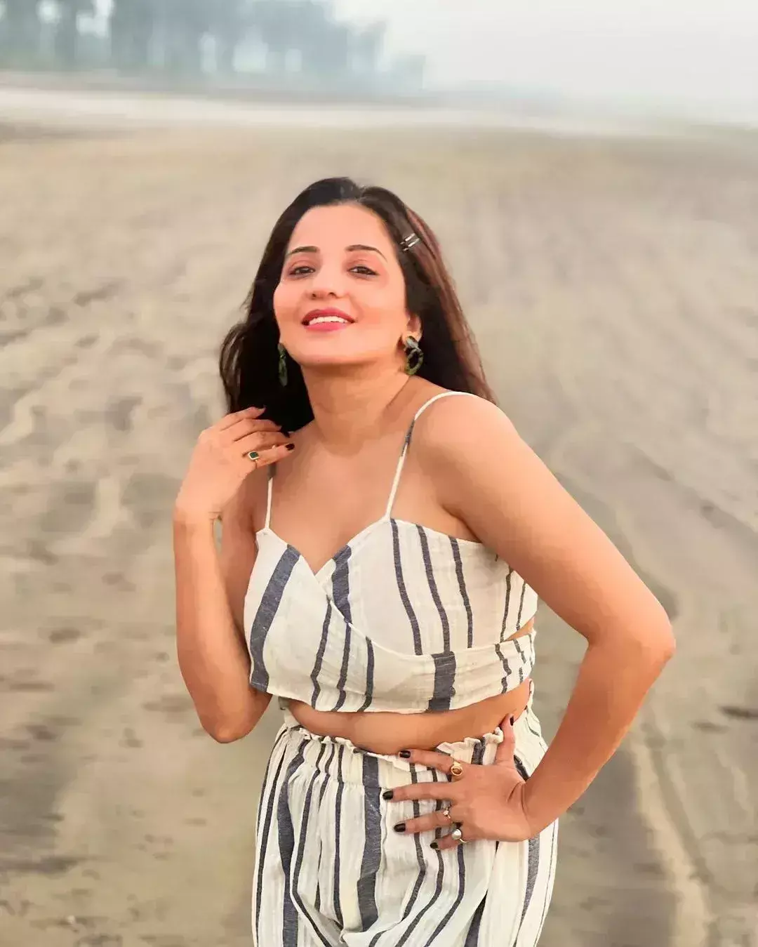 मोनालिसा ने दिखाईं कातिल अदाएं