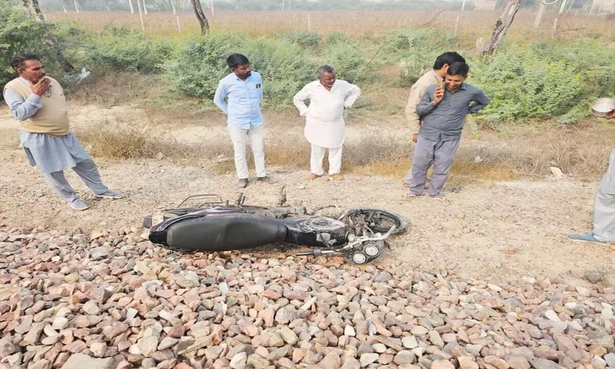 Punjab: अबोहर में हादसा टला, ट्रैक पर फंसी बाइक में विस्फोट