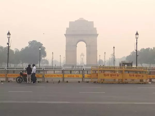 Delhi में छाई धुंध, वायु गुणवत्ता बनी हुई है बहुत खराब