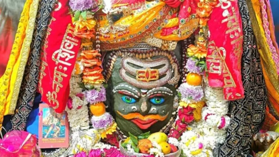 Ujjain: मोर पंख की माला पहनकर सजे महाकाल