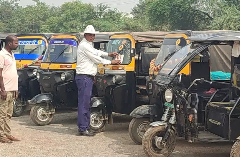 ऑटो चालकों की खैर नहीं, सुरक्षा को ध्यान में रखते पुलिस ने चिपकाया रजिस्टर्ड सीरियल नंबर