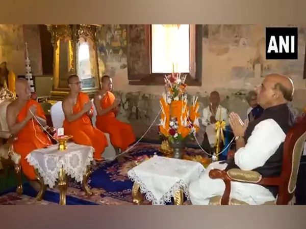 Rajnath Singh ने लाओस में बौद्ध मंदिर में पूजा-अर्चना की