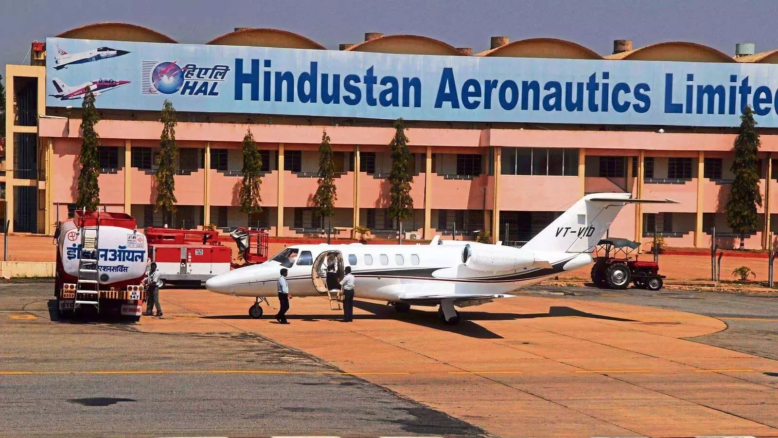 Hindustan Aeronautics के शेयर की कीमत में 2.32% की बढ़ोतरी