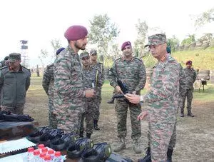 Lieutenant General Suchindra Kumar ने स्वदेशी रूप से विकसित ‘अस्मि’ मशीन पिस्तौल की समीक्षा की