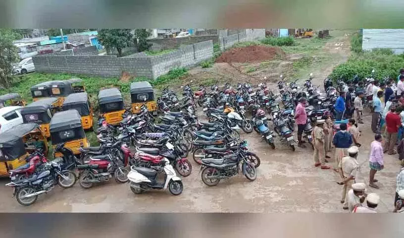 Kothagudem में बिना कागजात वाले 16 वाहन जब्त