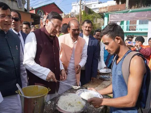 CM Dhami ने पिथौरागढ़ में प्रादेशिक सेना भर्ती के लिए आए युवाओं को वितरित किया भोजन